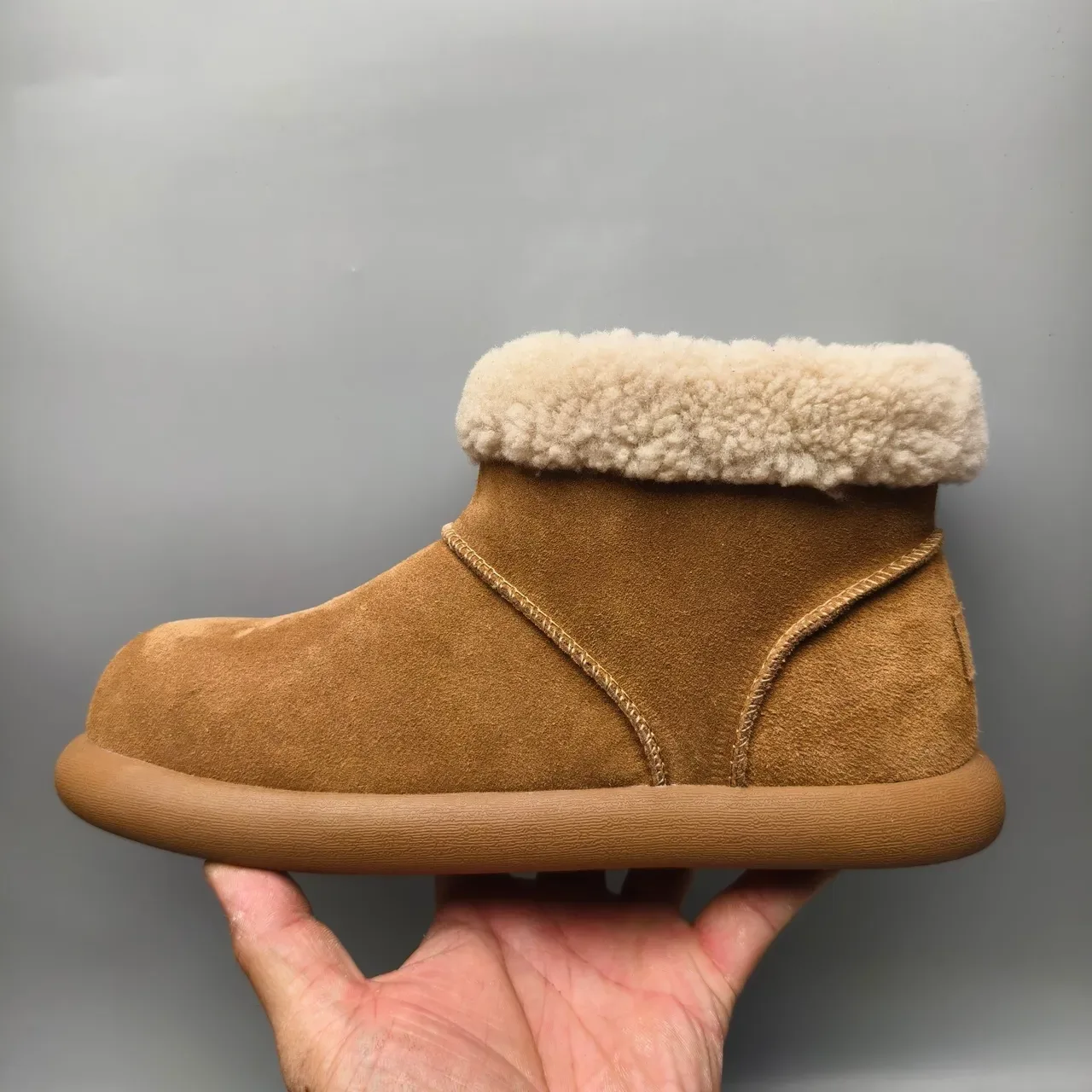 حذاء ثلجي UGG Classic Mini بـ Tan من السويدي مع طوق Shearling 7