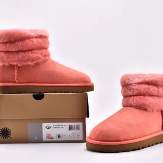 UGG Fluff Mini 绗缝珊瑚粉雪靴