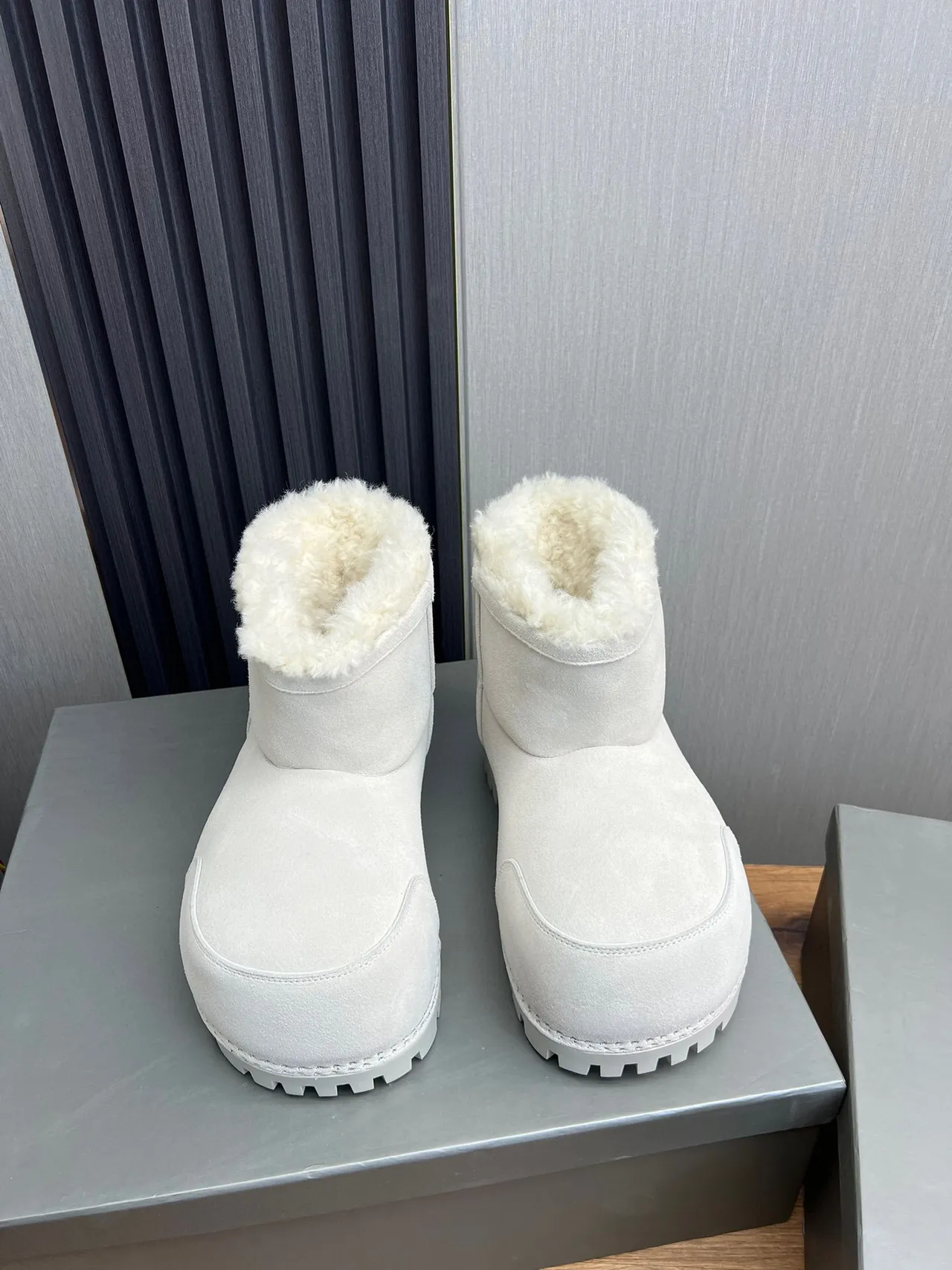 UGG 灰白 麂皮 羊毛内里 翻口 雪靴 2