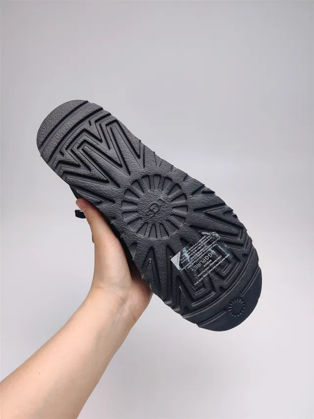 UGG Bota de Trabajo de Punta Alta con Forro de Shearling 11