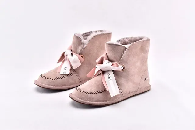 UGG মিনি বেলি বো বেইজ স্যুয়েড এনকেল বুটস 2