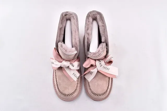UGG মিনি বেলি বো বেইজ স্যুয়েড এনকেল বুটস 3