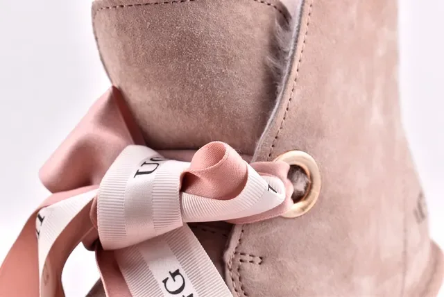 UGG মিনি বেলি বো বেইজ স্যুয়েড এনকেল বুটস 5