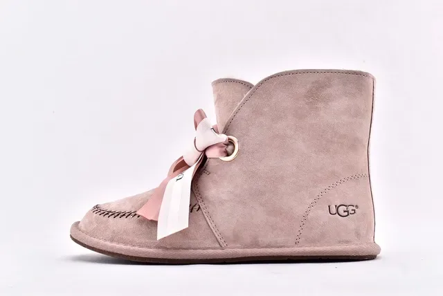 UGG মিনি বেলি বো বেইজ স্যুয়েড এনকেল বুটস 8