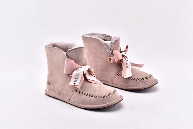 UGG মিনি বেলি বো বেইজ স্যুয়েড এনকেল বুটস 9