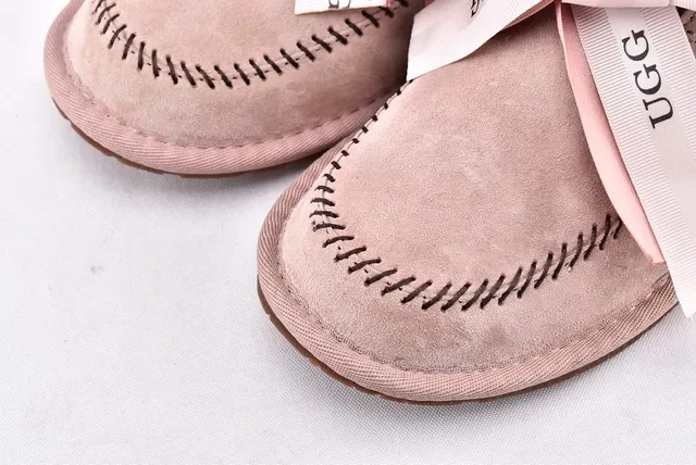 UGG মিনি বেলি বো বেইজ স্যুয়েড এনকেল বুটস 10