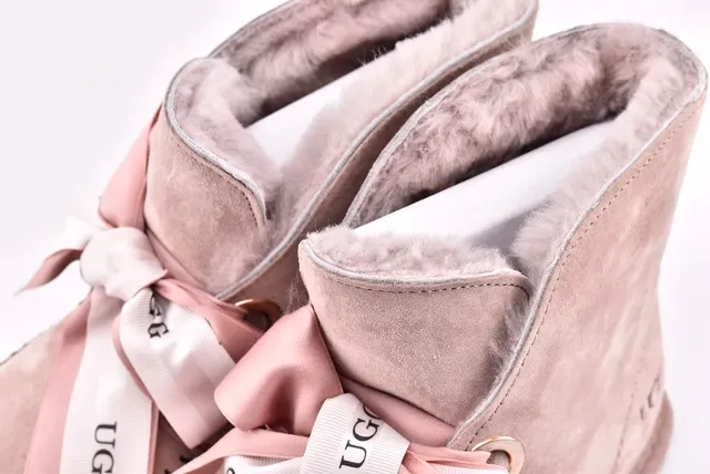 UGG মিনি বেলি বো বেইজ স্যুয়েড এনকেল বুটস 11