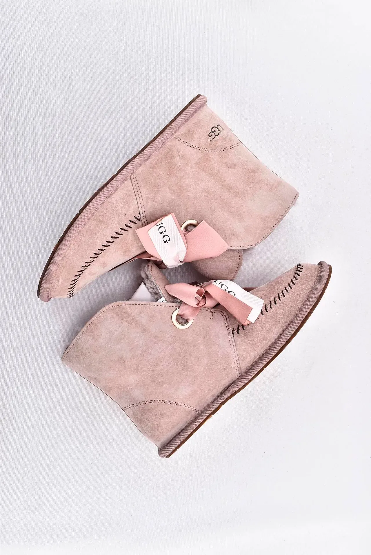 UGG মিনি বেলি বো বেইজ স্যুয়েড এনকেল বুটস 12