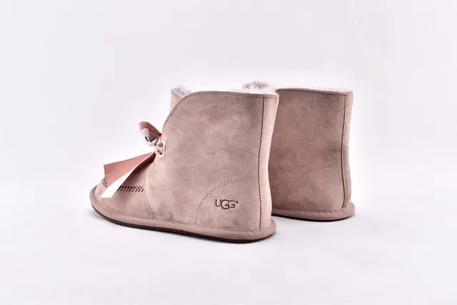 UGG মিনি বেলি বো বেইজ স্যুয়েড এনকেল বুটস 14