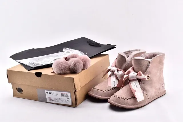UGG মিনি বেলি বো বেইজ স্যুয়েড এনকেল বুটস 15
