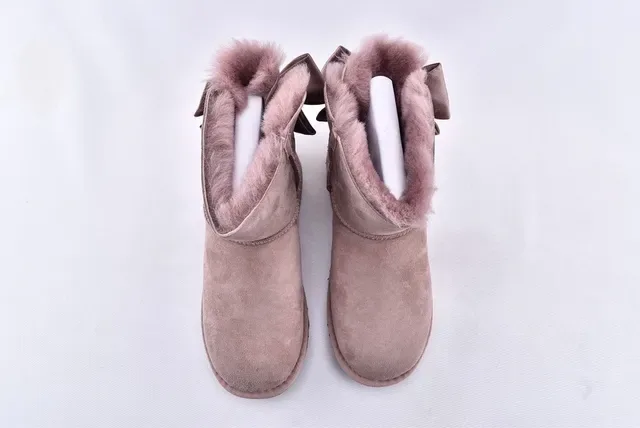 UGG মিনি বেলি বাউ টপ স্যুড বরফের জুতো 3