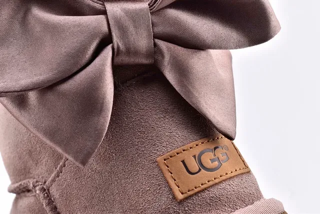 UGG মিনি বেলি বাউ টপ স্যুড বরফের জুতো 6