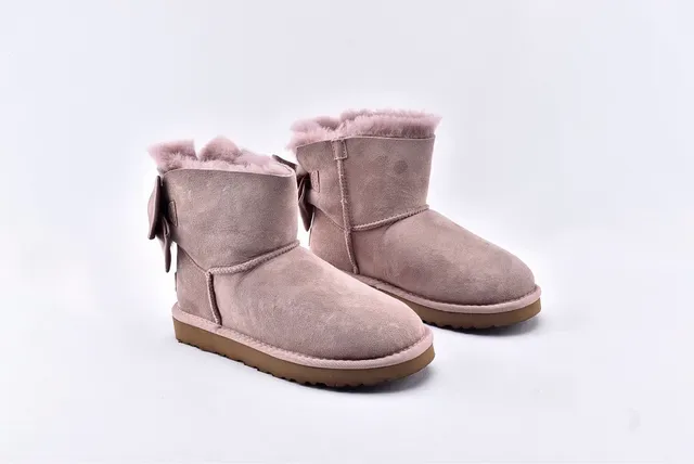 UGG মিনি বেলি বাউ টপ স্যুড বরফের জুতো 9