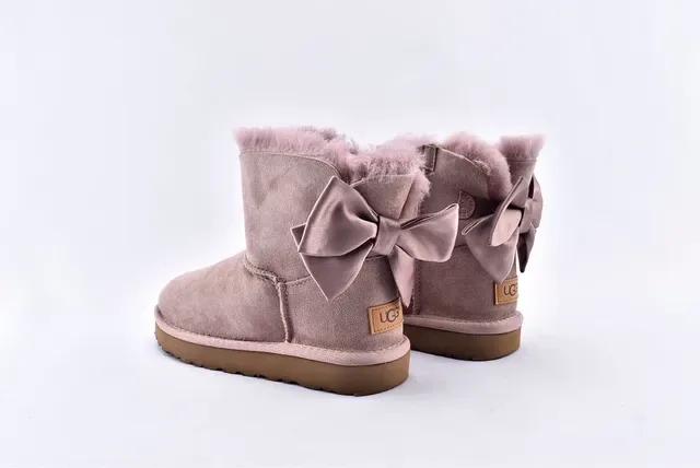 UGG মিনি বেলি বাউ টপ স্যুড বরফের জুতো 14