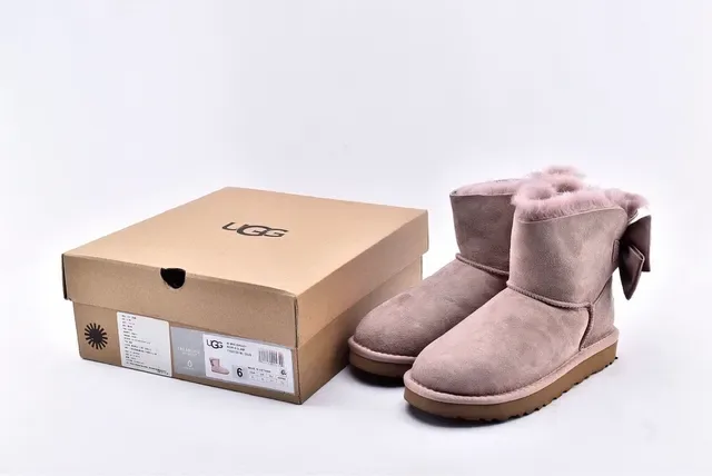 UGG মিনি বেলি বাউ টপ স্যুড বরফের জুতো 15
