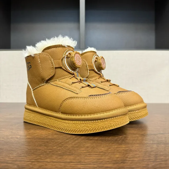 UGG 粉色白色旋转拨号闭合羊毛内衬护脚雪靴 5