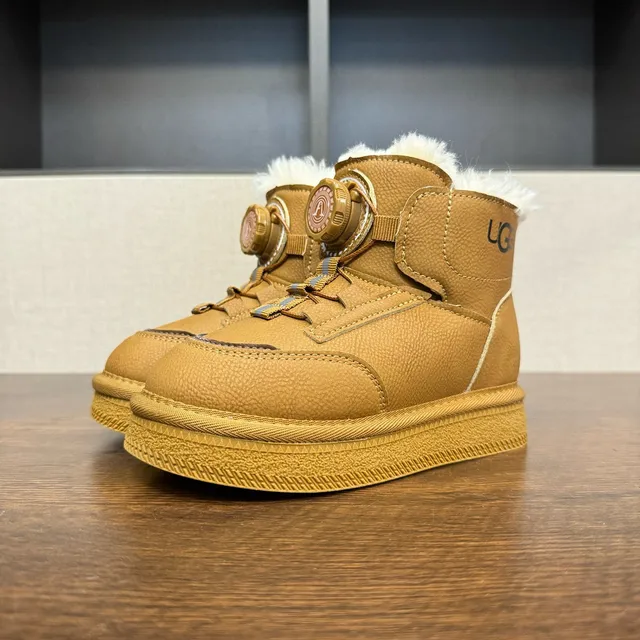 UGG 粉色白色旋转拨号闭合羊毛内衬护脚雪靴 6