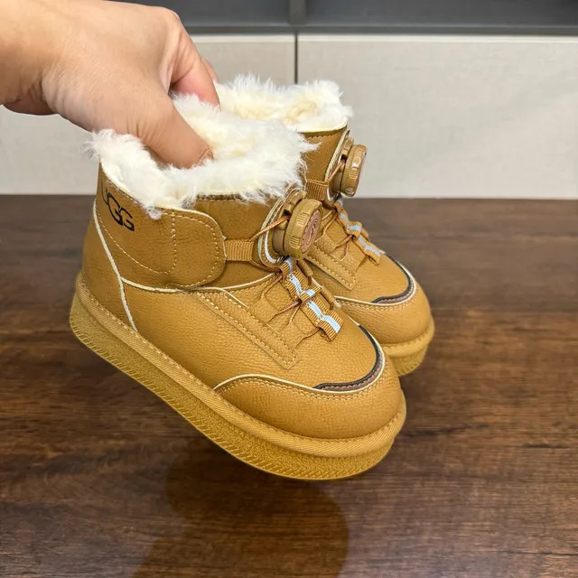 UGG 粉色白色旋转拨号闭合羊毛内衬护脚雪靴 9