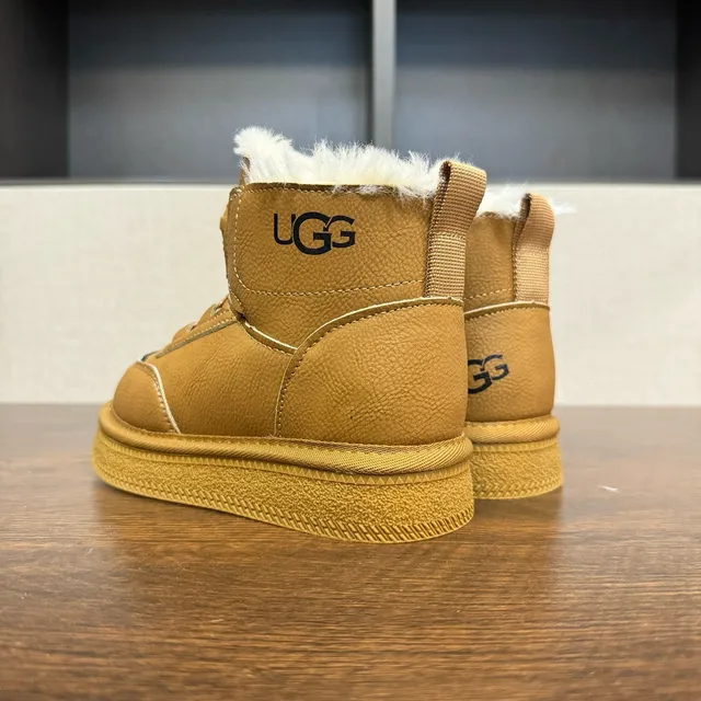 UGG 粉色白色旋转拨号闭合羊毛内衬护脚雪靴 10