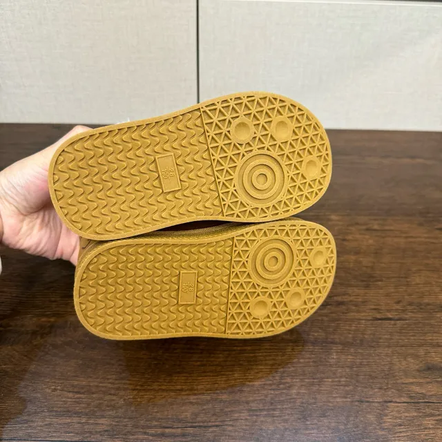 UGG 粉色白色旋转拨号闭合羊毛内衬护脚雪靴 12