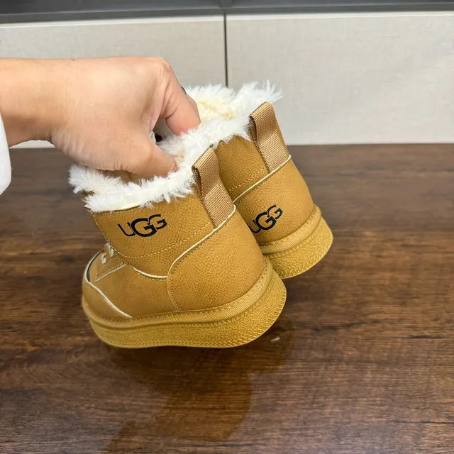 UGG 粉色白色旋转拨号闭合羊毛内衬护脚雪靴 13
