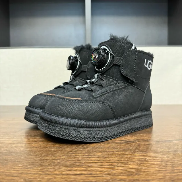 UGG 粉色白色旋转拨号闭合羊毛内衬护脚雪靴 14