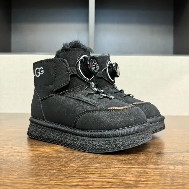 UGG 粉色白色旋转拨号闭合羊毛内衬护脚雪靴 15