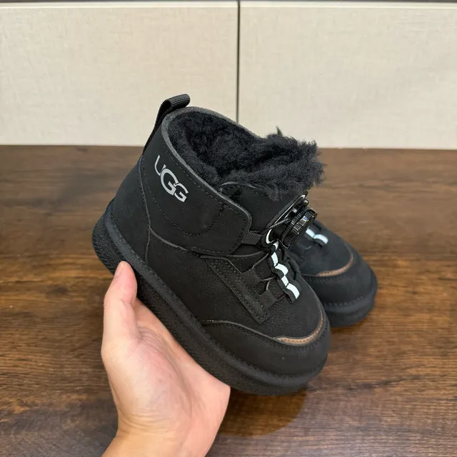 UGG 粉色白色旋转拨号闭合羊毛内衬护脚雪靴 16