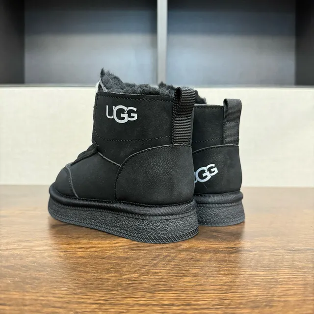 UGG 粉色白色旋转拨号闭合羊毛内衬护脚雪靴 17