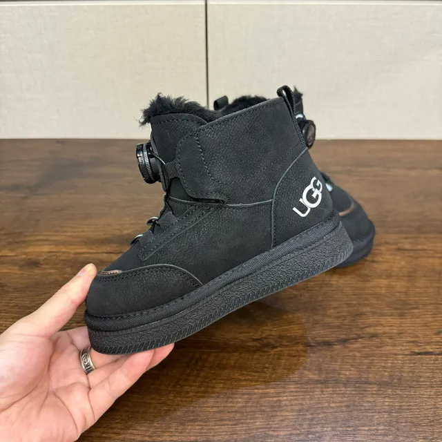 UGG 粉色白色旋转拨号闭合羊毛内衬护脚雪靴 18