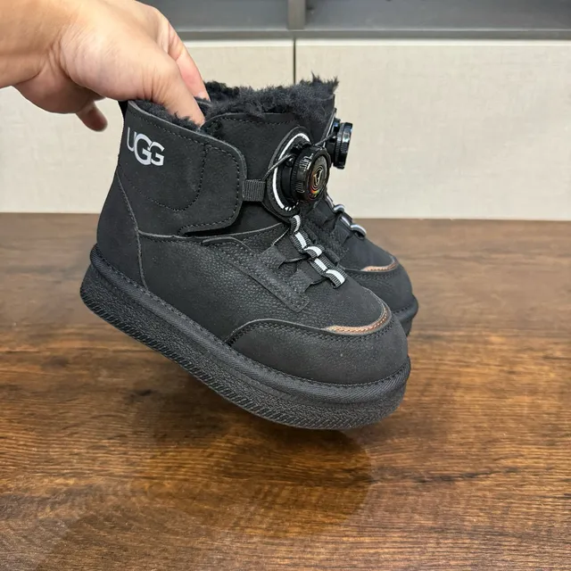 UGG 粉色白色旋转拨号闭合羊毛内衬护脚雪靴 20