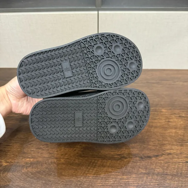 UGG 粉色白色旋转拨号闭合羊毛内衬护脚雪靴 21