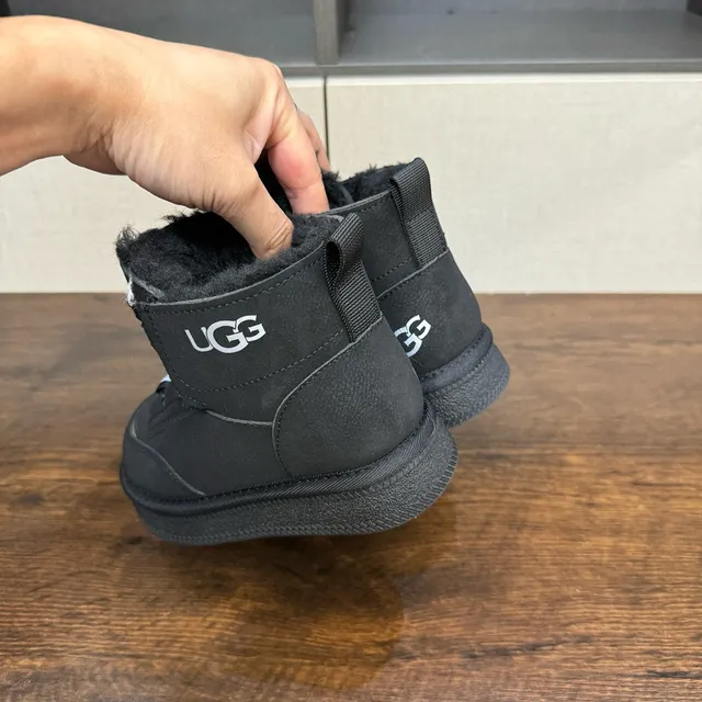 UGG 粉色白色旋转拨号闭合羊毛内衬护脚雪靴 22