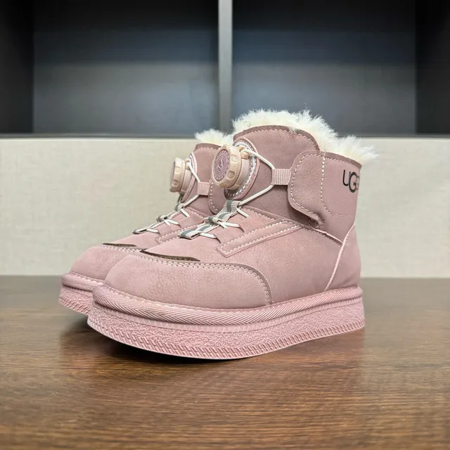 UGG 粉色白色旋转拨号闭合羊毛内衬护脚雪靴 23
