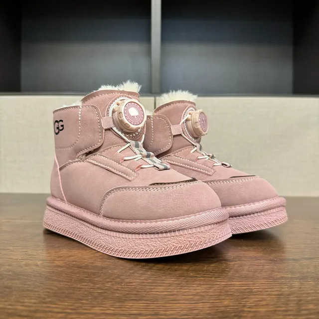 UGG 粉色白色旋转拨号闭合羊毛内衬护脚雪靴 24