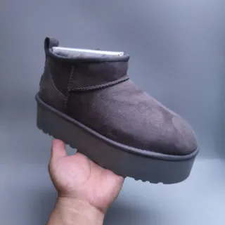 UGG प्लेटफॉर्म चारकोल ग्रे सूड शियरलिंग-लाइन्ड स्नो बूट