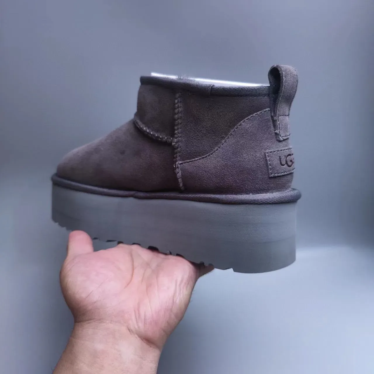 UGG प्लेटफॉर्म चारकोल ग्रे सूड शियरलिंग-लाइन्ड स्नो बूट 2
