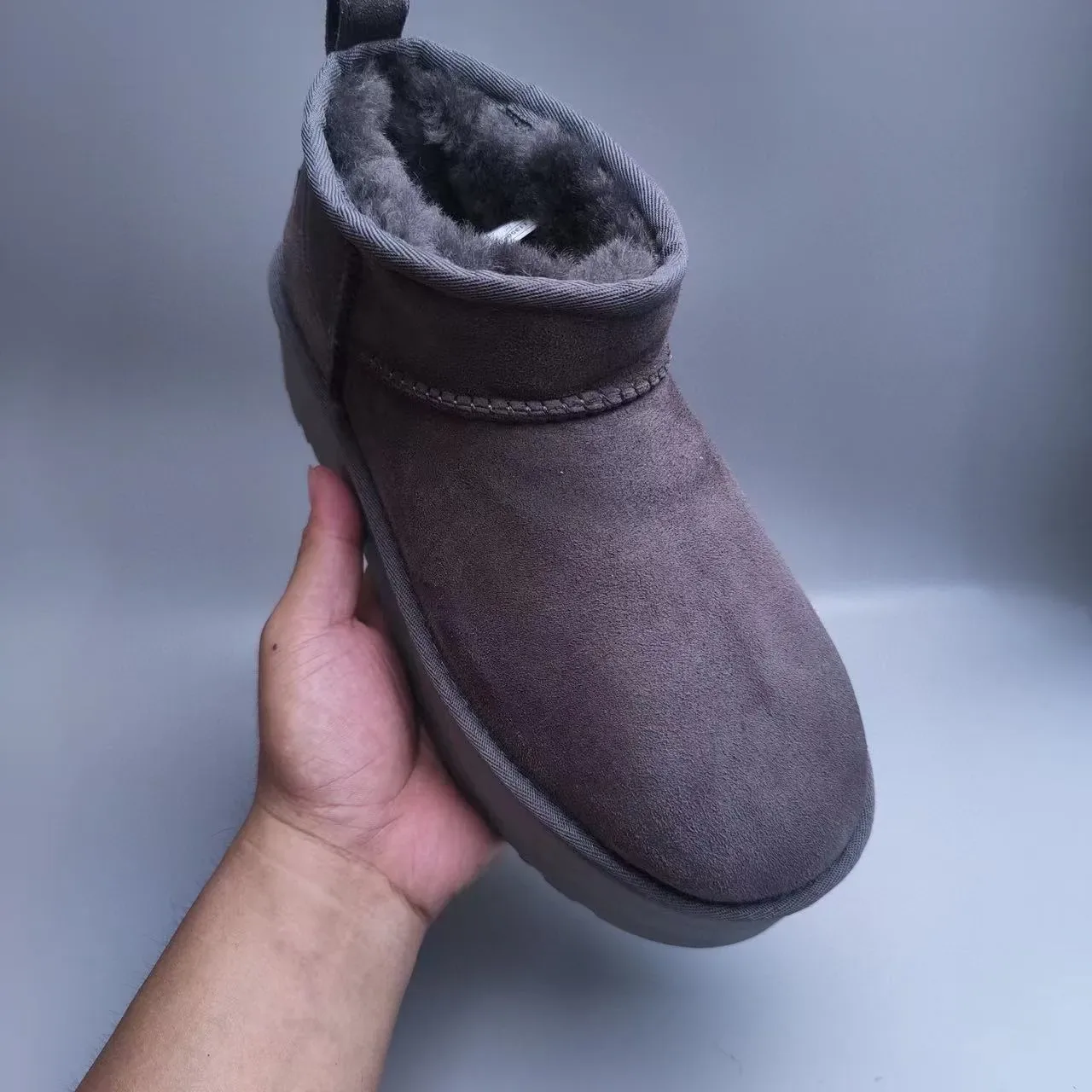 UGG प्लेटफॉर्म चारकोल ग्रे सूड शियरलिंग-लाइन्ड स्नो बूट 3