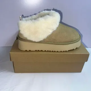 UGG Tasman 米色羊毛里平台雪靴
