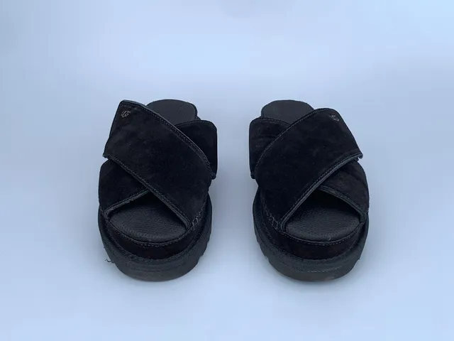 UGG Tasman 黑色麂皮交叉带平台拖鞋 4