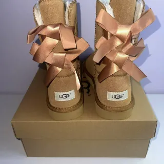 UGG Tasman 玫瑰金蝴蝶结雪靴
