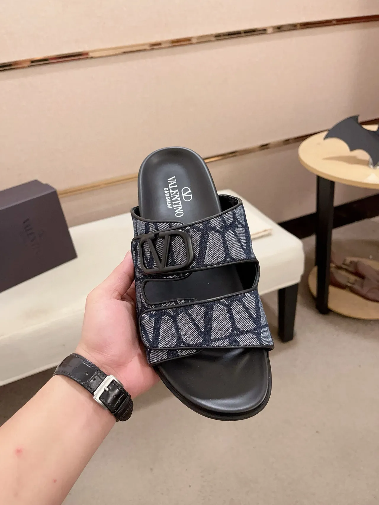 Valentino Garavani VLogo Slide Navy Monogram Sandálias de tiras duplas 2