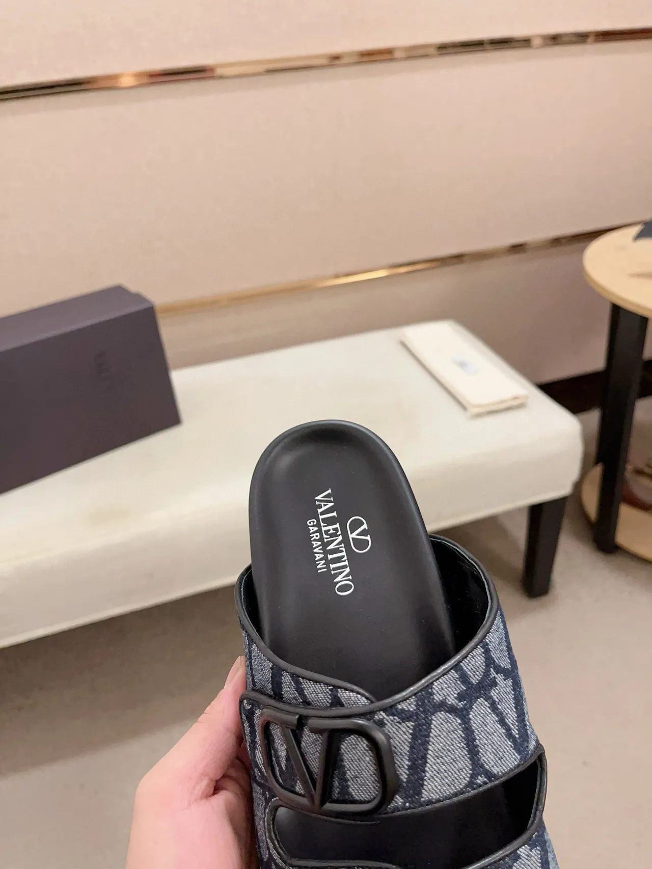 Valentino Garavani VLogo Slide Navy Monogram Sandálias de tiras duplas 5