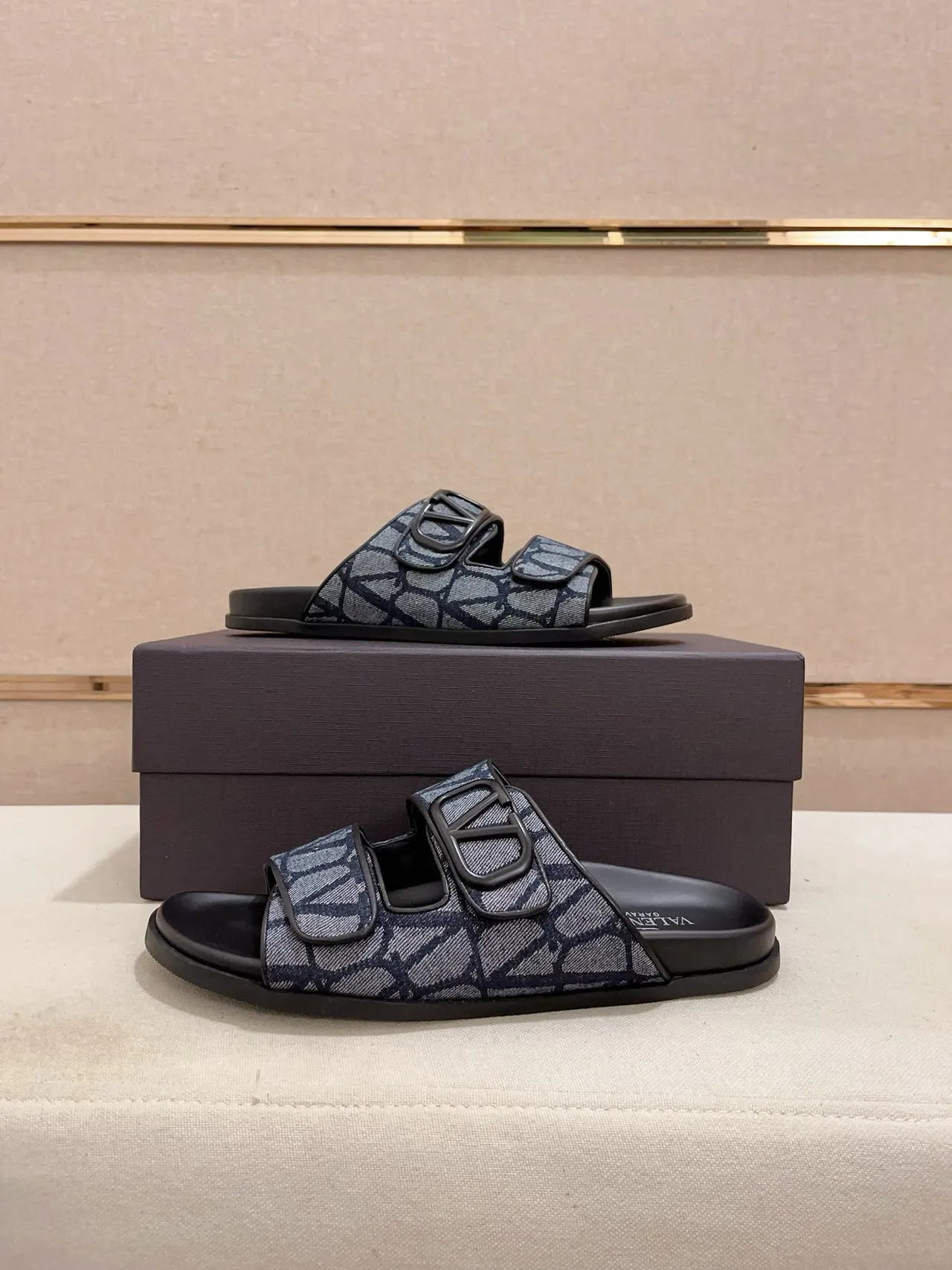 Valentino Garavani VLogo Slide Navy Monogram Sandálias de tiras duplas 6