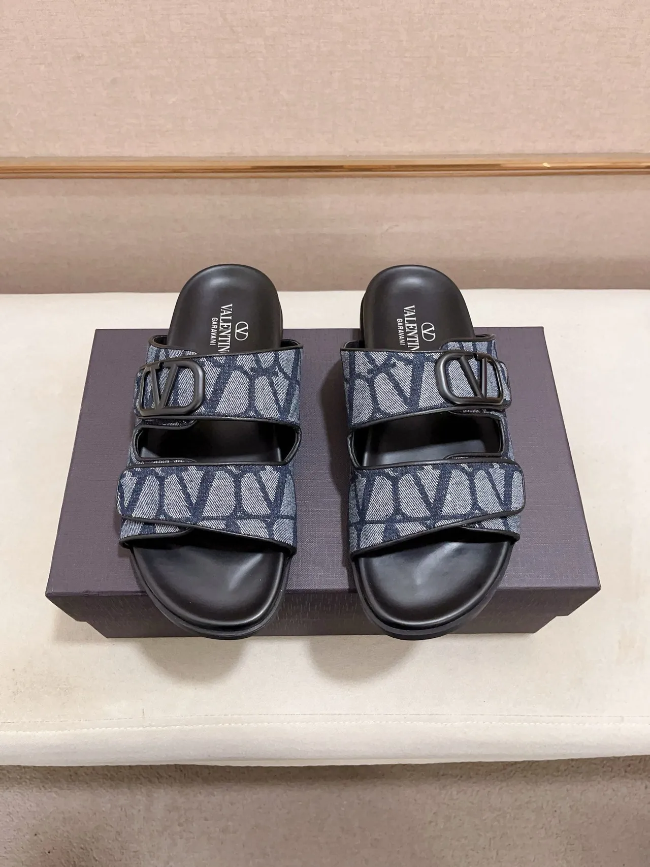 Valentino Garavani VLogo Slide Navy Monogram Sandálias de tiras duplas 7