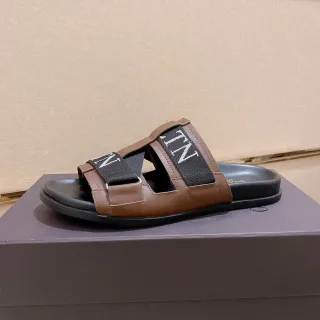 Valentino Garavani VLTN Slide 棕色和黑色皮革拖鞋