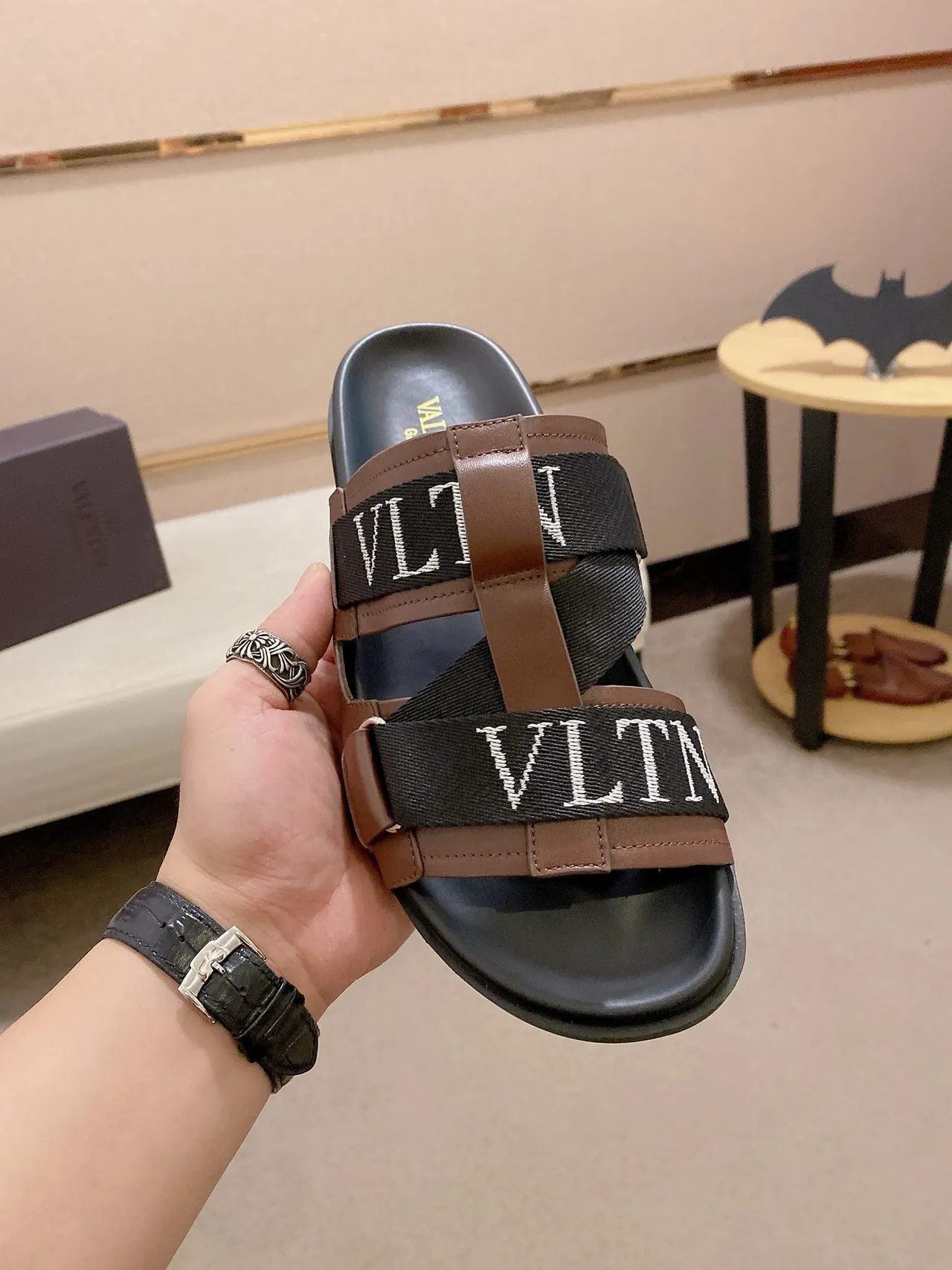 Valentino Garavani VLTN Slide 棕色和黑色皮革拖鞋 2