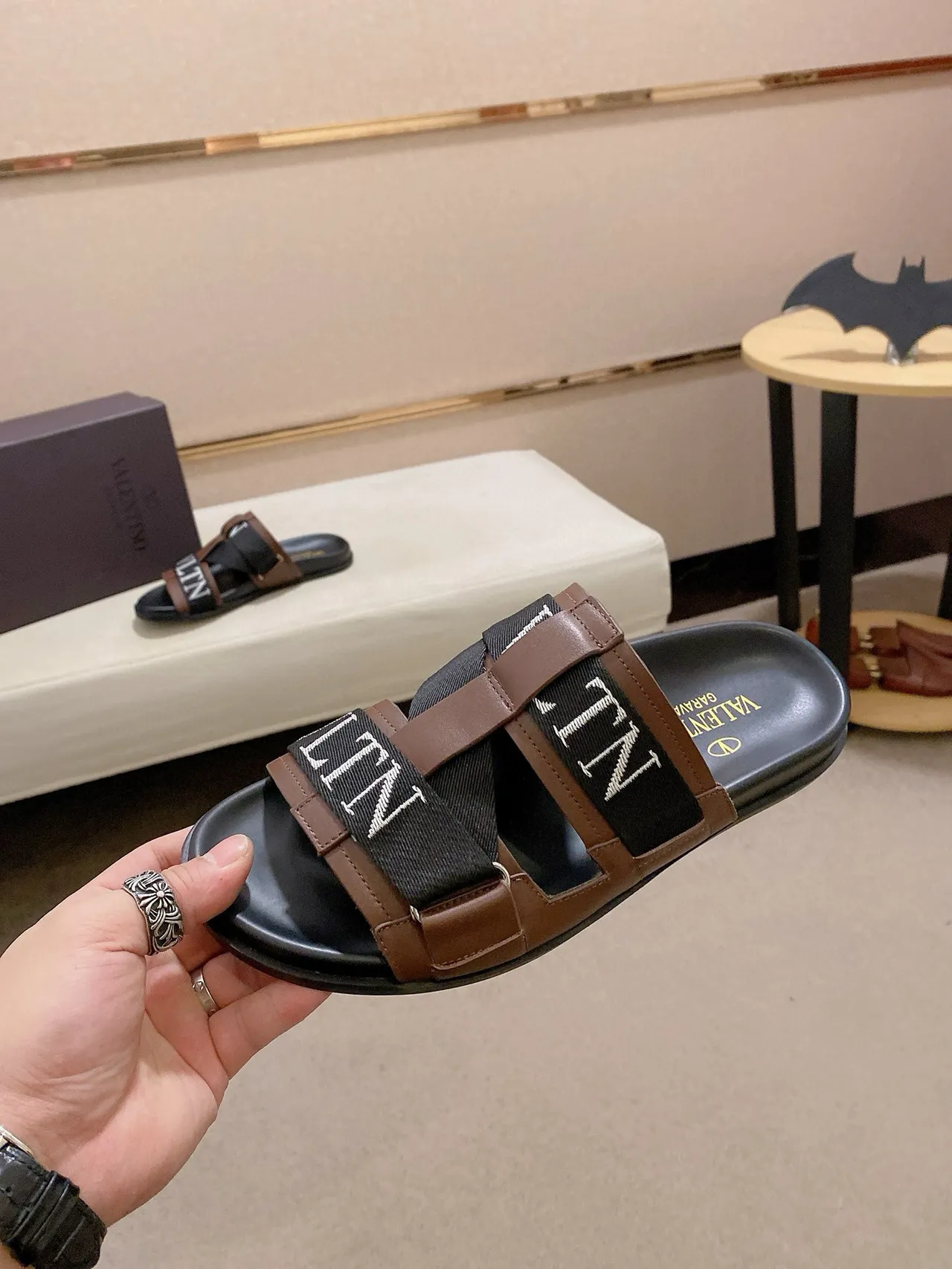Valentino Garavani VLTN Slide 棕色和黑色皮革拖鞋 3