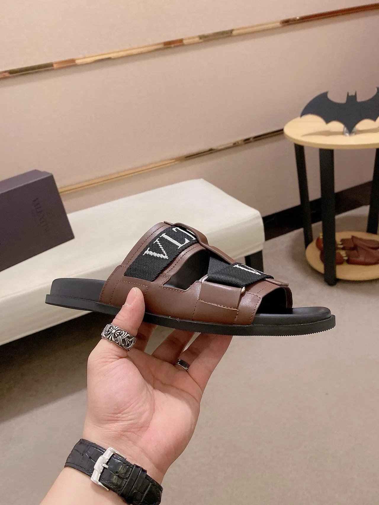 Valentino Garavani VLTN Slide 棕色和黑色皮革拖鞋 4
