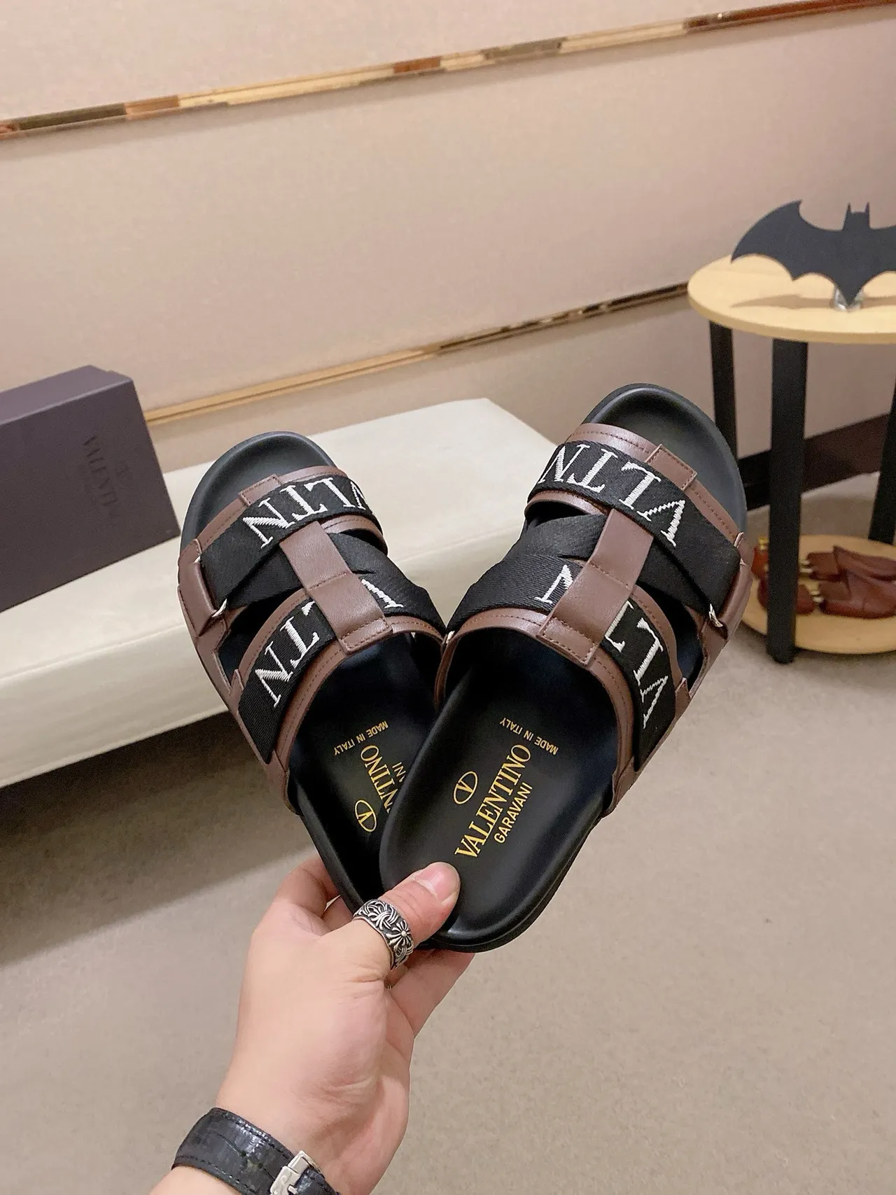 Valentino Garavani VLTN Slide 棕色和黑色皮革拖鞋 5